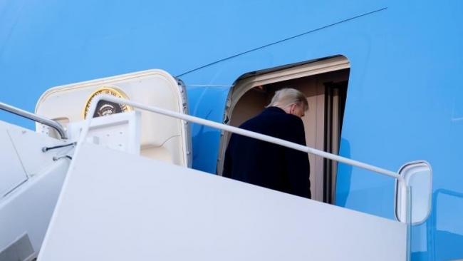 Trump abandona Washington en el avión presidencial.