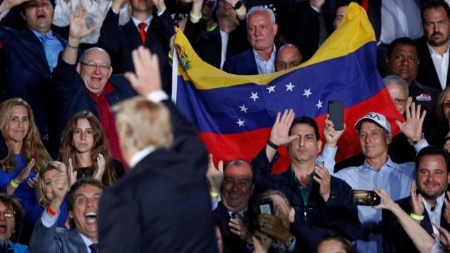 Exiliados venezolanos muestran su apoyo a Trump durante un acto de campaña.