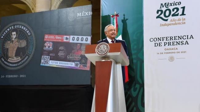 El presidente de México, Andrés Manuel López Obrador, en conferencia de prensa, en Oaxaca, el domingo 14 de febrero.