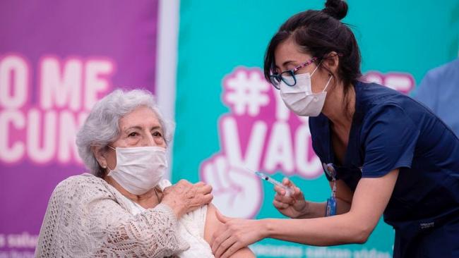 Una mujer recibe la primera dosis de la vacuna china Sinovac en Santiago de Chile.