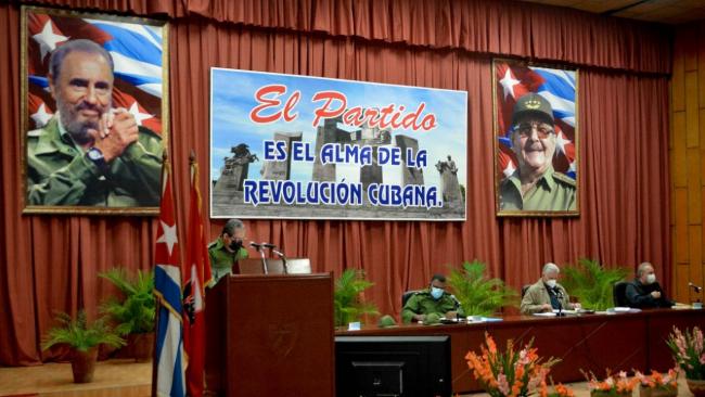 Un retrato de Fidel y Raúl Castro en una reunión del Gobierno cubano.