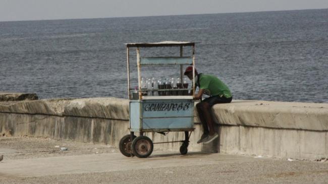 Granizadero por cuenta propia en el muro del Malecón, La Habana.