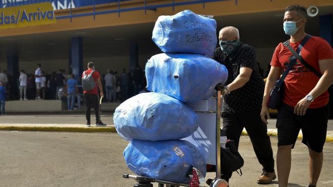 Cubanos arriban a La Habana con grandes cantidades de equipaje.