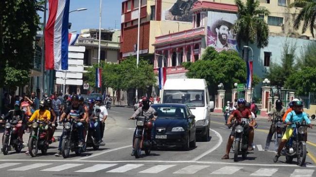 Motoristas en Santiago de Cuba.