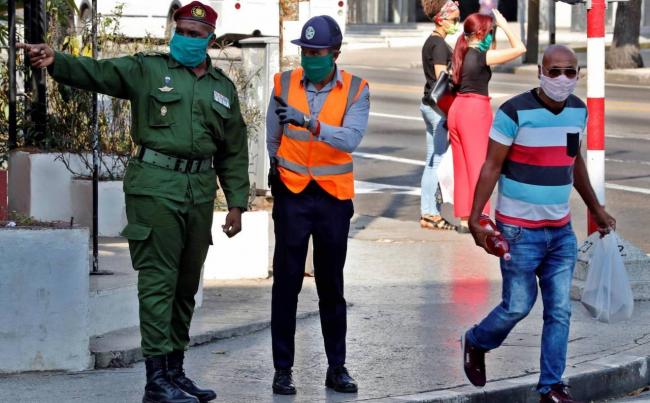 Un militar y un policía en La Habana.