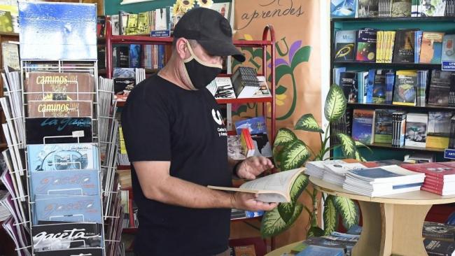 Un empleado en una librería de La Habana, Cuba.