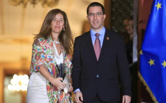 Isabel Brilhante Pedrosa, embajadora de UE en Venezuela, y el canciller chavista Jorge Arreaza, en 2018.