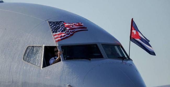 Un avión de American Airlines con las banderas de Cuba y EEUU a su llegada al aeropuerto de La Habana.