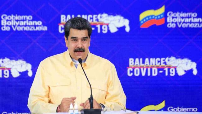 Nicolás Maduro presentando el supuesto medicamento.
