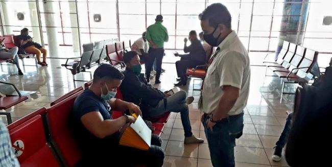 Pasajeros a la espera en el Aeropuerto Internacional José Martí de La Habana.