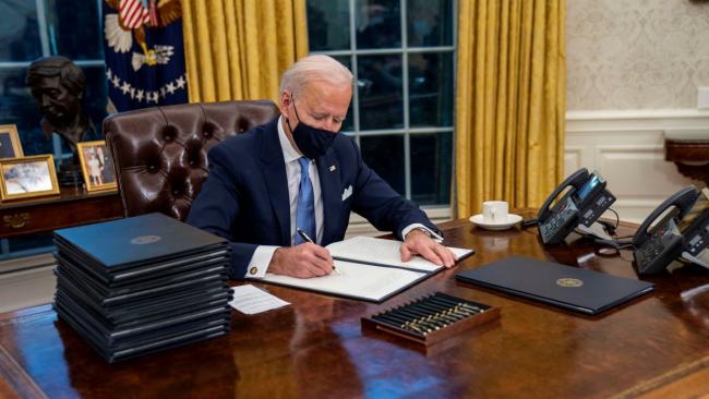 Joe Biden en la oficina oval de la Casa Blanca.