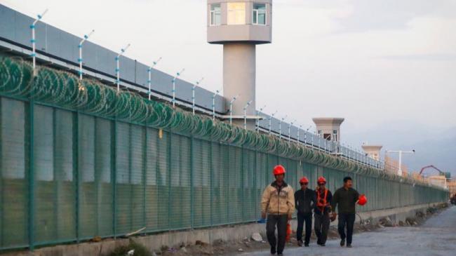 Un centro donde China recluye a uigures en Xinjiang.