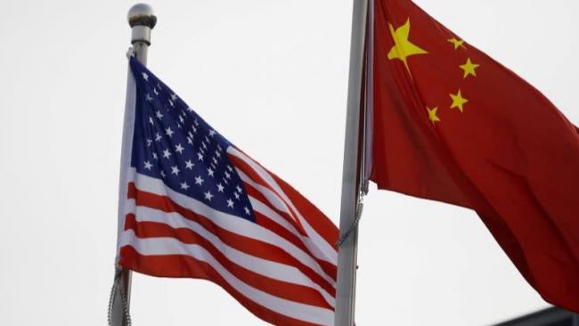 Las banderas de EEUU y China. 