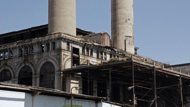 Una fábrica en ruinas en La Habana. Marzo de 2021.
