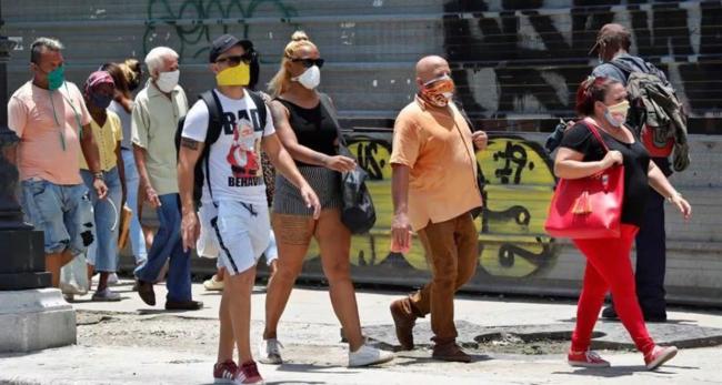 Cubanos transitan una calle de La Habana.