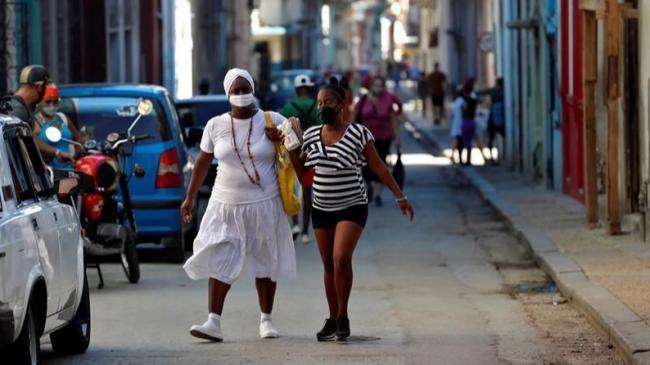 Dos mujeres caminan por La Habana.
