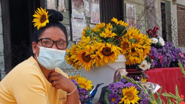 Una vendedora de flores en La Habana, Cuba.