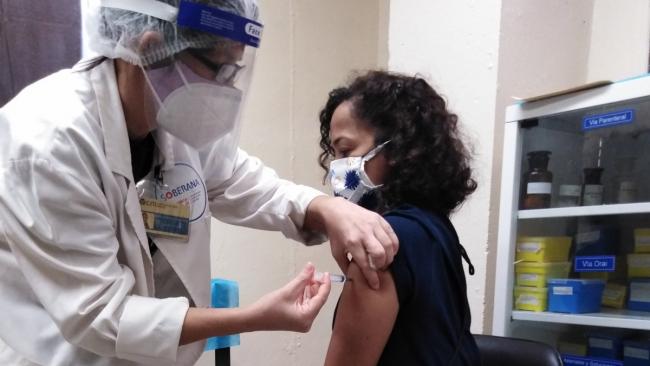 Una enfermera cubana inyecta el candidato vacunal Soberana 02.