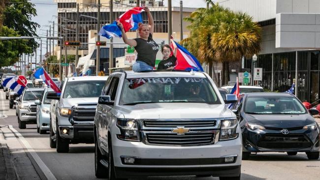 Cubanos en caravana 'Patria y Vida' en Miami.