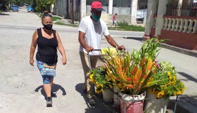 Cuentapropistas vendedores de flores en La Habana.