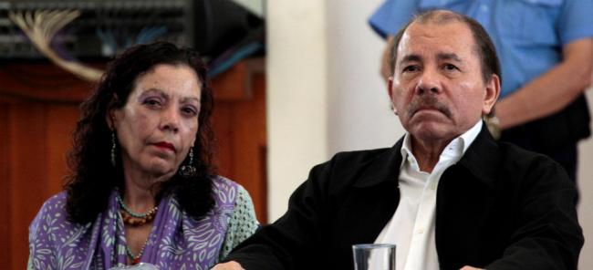 Daniel Ortega (der), presidente de Nicaragua, y su esposa y vicepresidenta, Rosario Murillo.