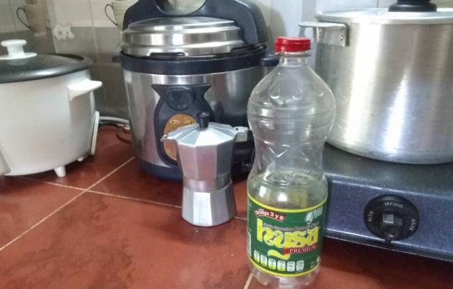 Una botella de aceite vacía en la cocina de una familia cubana.