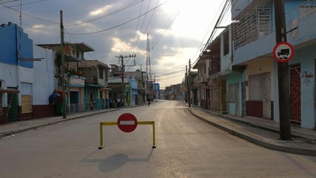 Una calle de Bayamo cerrada a la circulación por un brote de Covid-19.