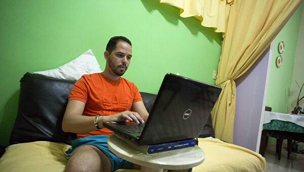 Un programador cubano frente a su laptop.
