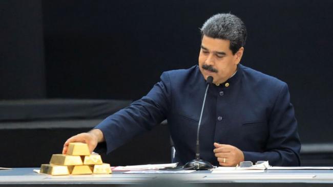 Nicolás Maduro con lingotes de oro en Caracas, Venezuela.