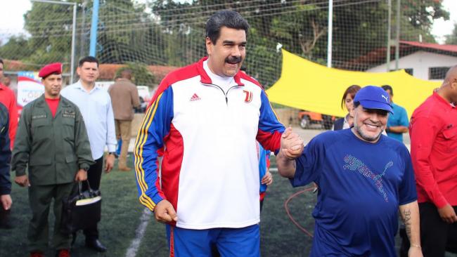 Nicolás Maduro junto a Maradona