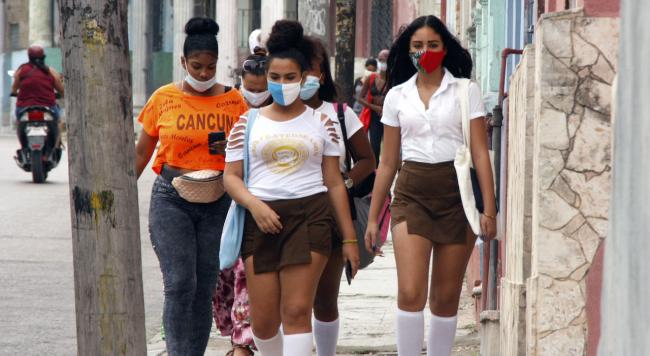 Adolescentes cubanas en una calle de La Habana.