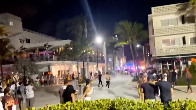 Personas corriendo en Ocean Drive, Miami Beach.