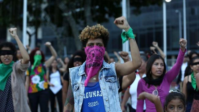 Feministas venezolanas se manifiestan en público.