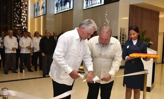 Miguel Díaz-Canel y Manuel Marrero, entonces ministro de Turismo, inaugurando el hotel Packard en 2018 en La Habana.