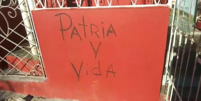 'Patria y Vida' en el muro exterior de la sede de la UNPACU en Santiago de Cuba.