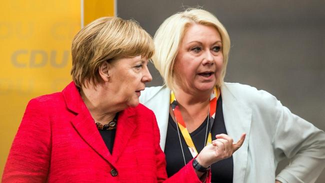 Angela Merkel y la política fallecida Karin Strenz. 