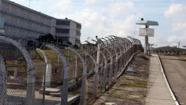 El exterior de una prisión en Cuba.