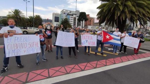 Cubanos participantes en la protesta.