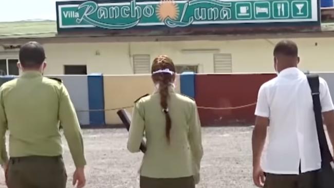 Oficiales del MININT en Villa Rancho Luna, Cienfuegos.