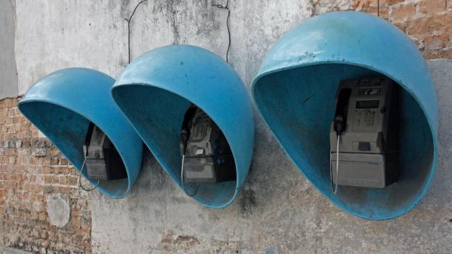 Teléfonos públicos en una pared. La Habana, marzo de 2021.