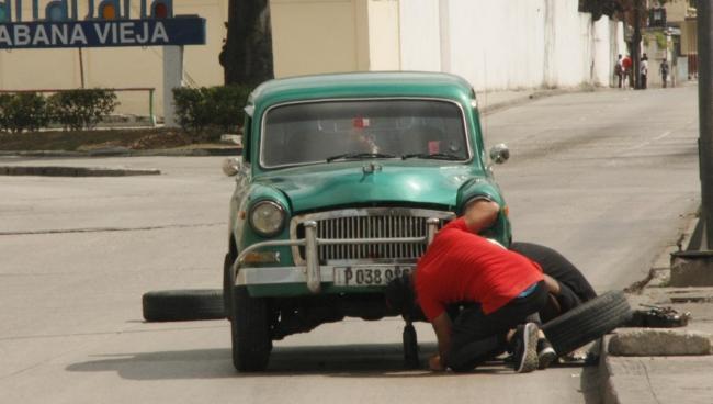 Arreglando un auto averiado, La Habana Vieja.