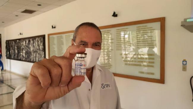 Un científico cubano sostiene una dosis de Soberana 02.