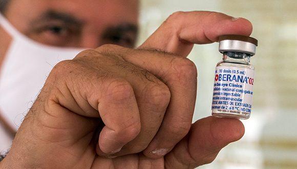 Un científico sostiene una dosis del candidato vacunal cubano Soberana 02.