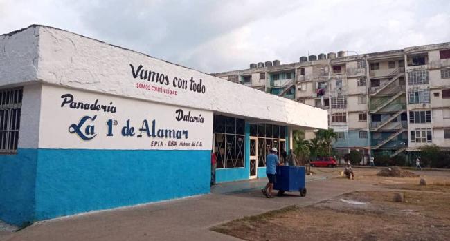 Panadería y edificios 'socialistas' en Alamar, La Habana.