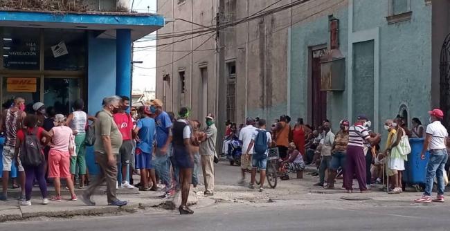 Cubanos haciendo cola para cobrar sus jubilaciones en La Habana.