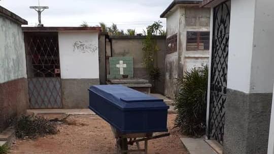 El ataúd del familiar de una cubana abandonado en un cementerio.