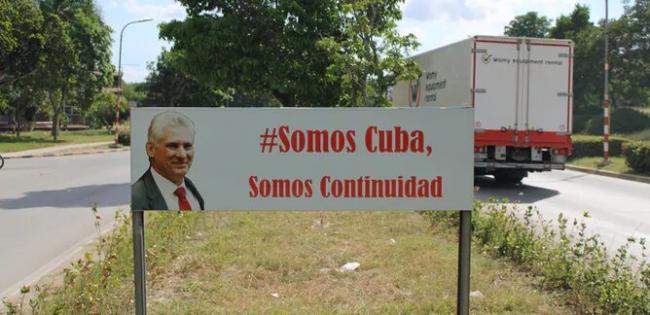 Un cartel político en Cuba.