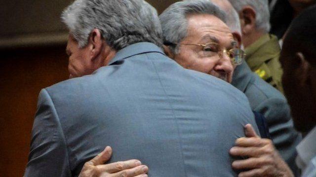 Raúl Castro abraza a Miguel Díaz-Canel, La Habana, 2018.