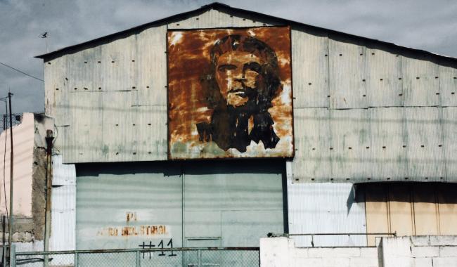 Imagen de Ernesto Guevara en la fachada derruida de una nave industrial. La Habana, marzo de 2021.