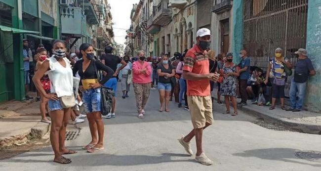 Cubanos en la calle en La Habana.